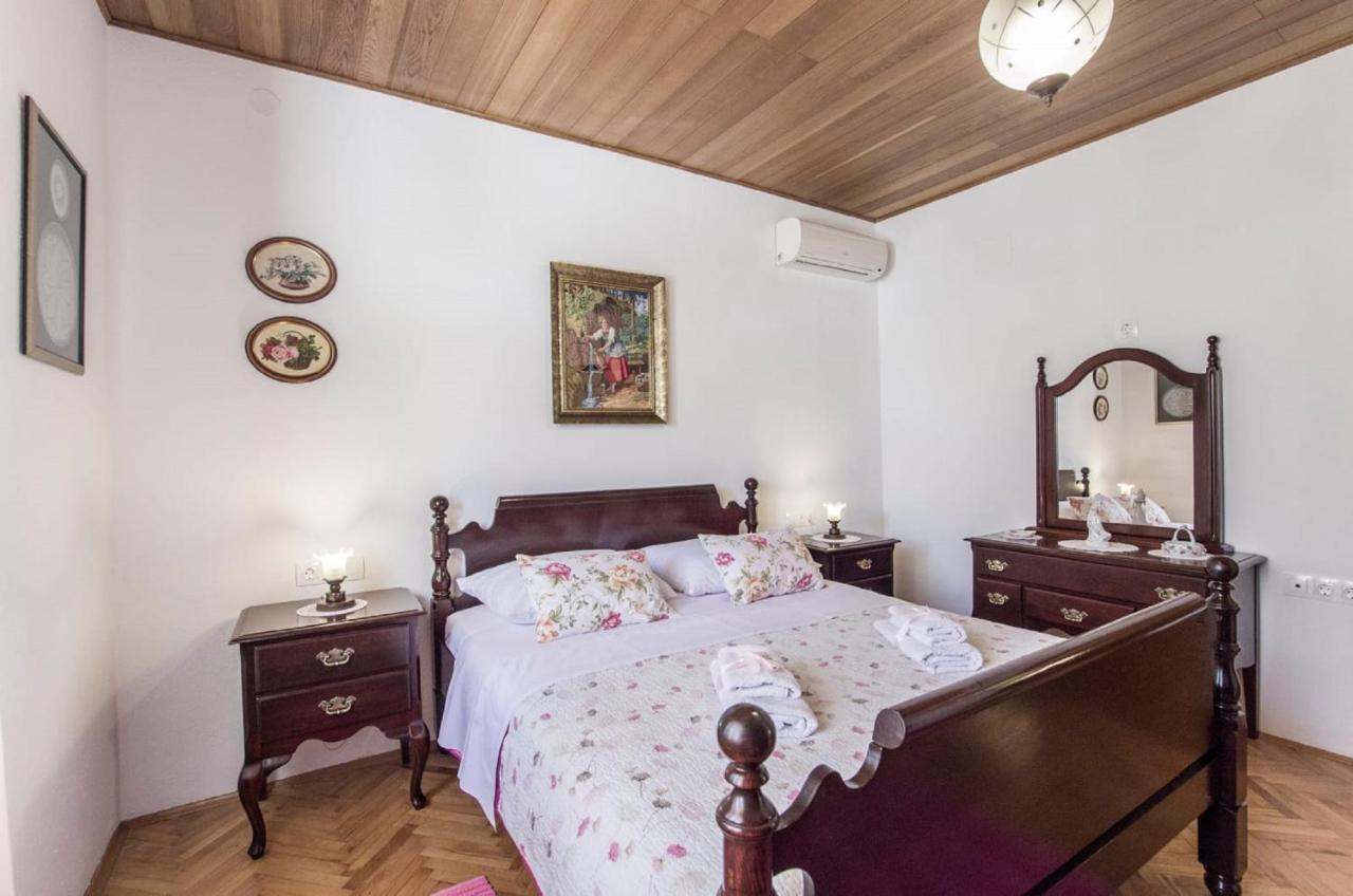 Holiday Home Villa Spilla Selca  Buitenkant foto